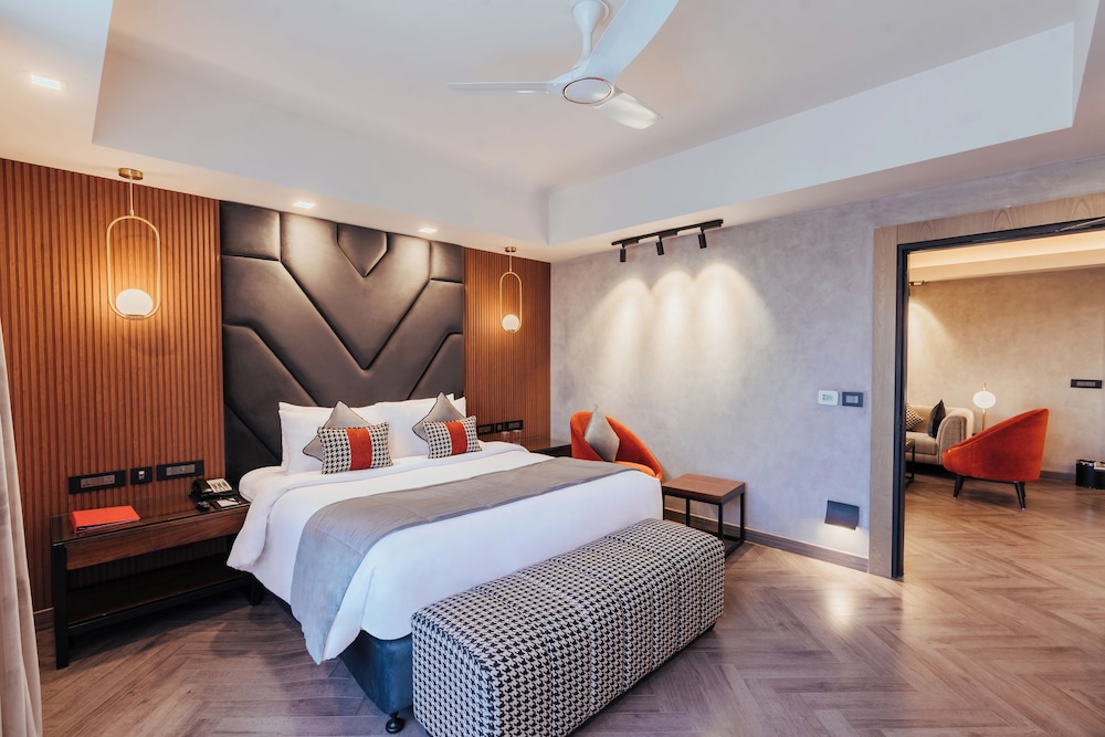 LUXURY, SUITE