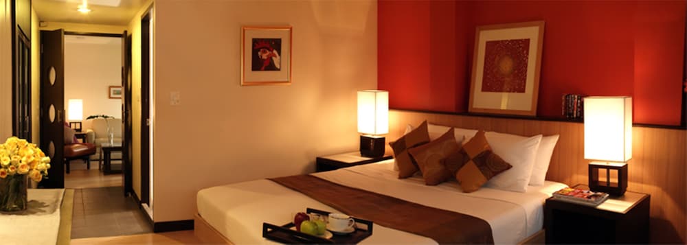 Rose Hotel 20/50