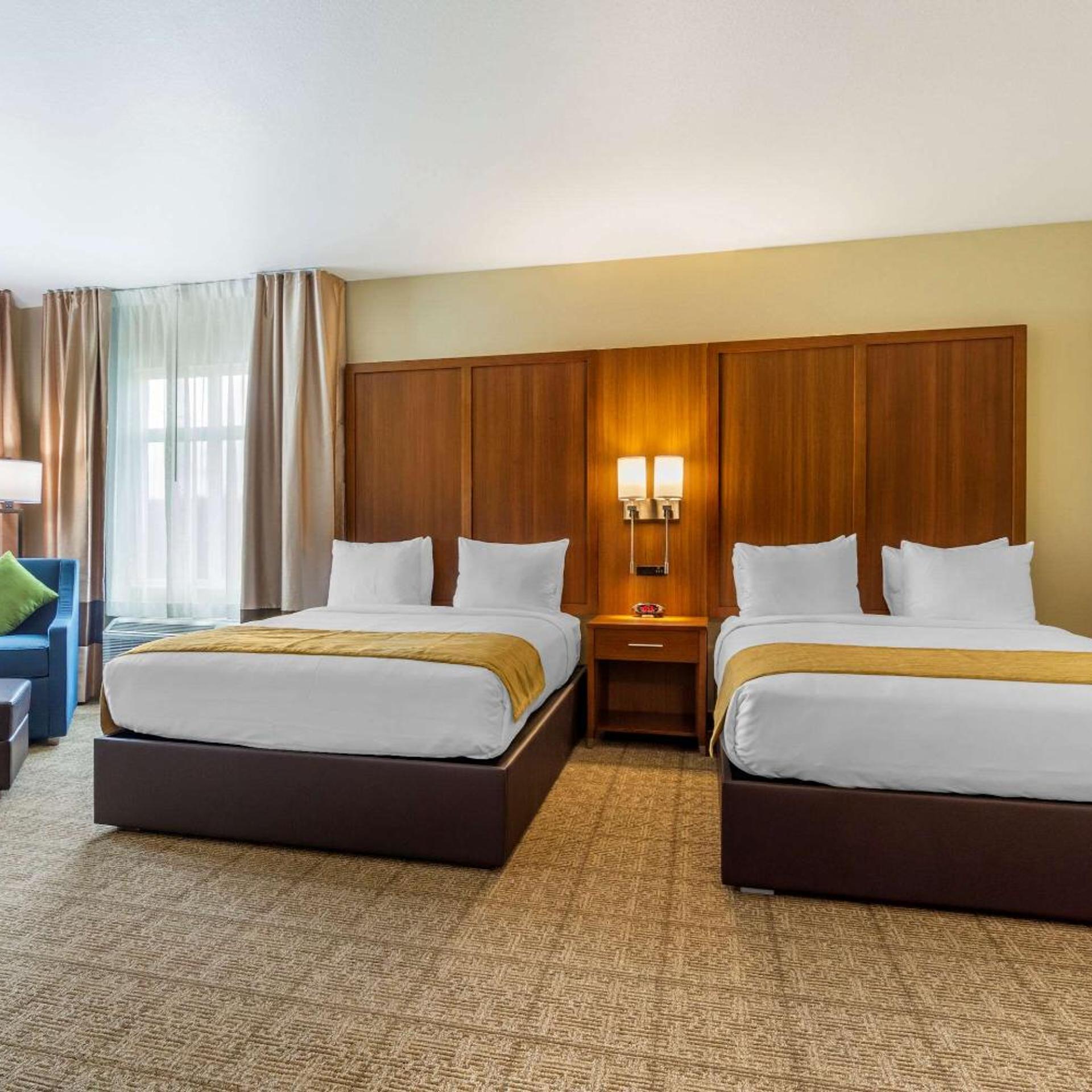 Suite, 2 Queen Beds, Kitchen
