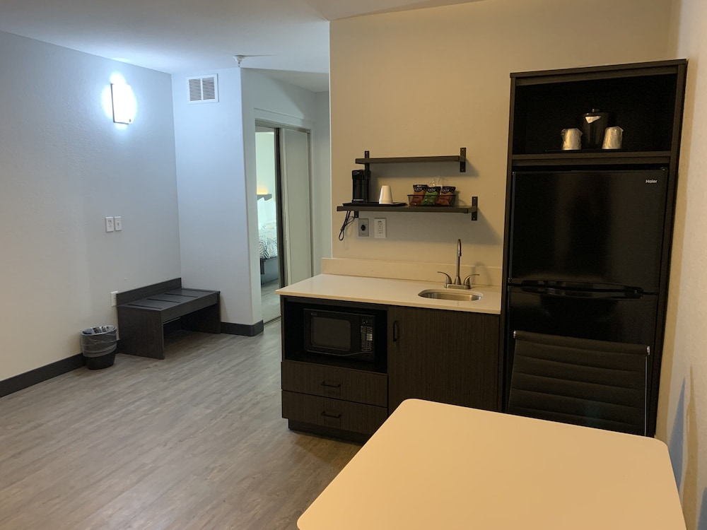 Hawthorn Extended Stay by Wyndham Hobbs 29/50