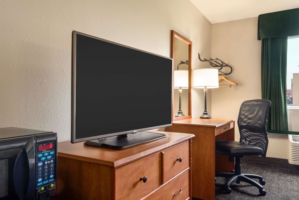 Travelodge By Wyndham Missouri Valley 22/25