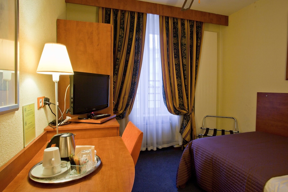 Admiral Hotel 36/48