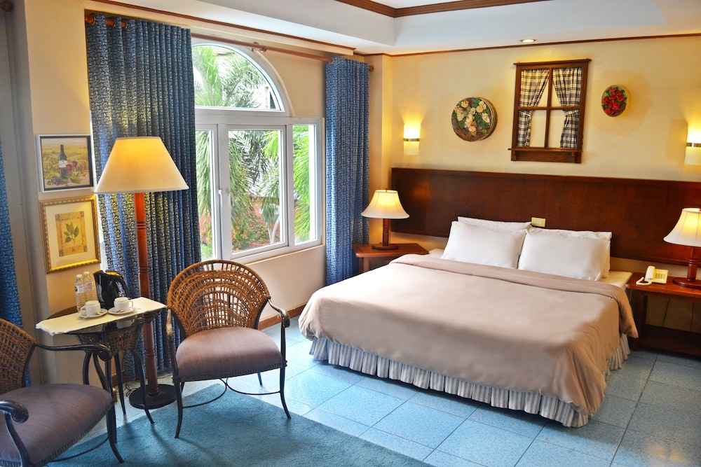 Subic Park Hotel 12/73