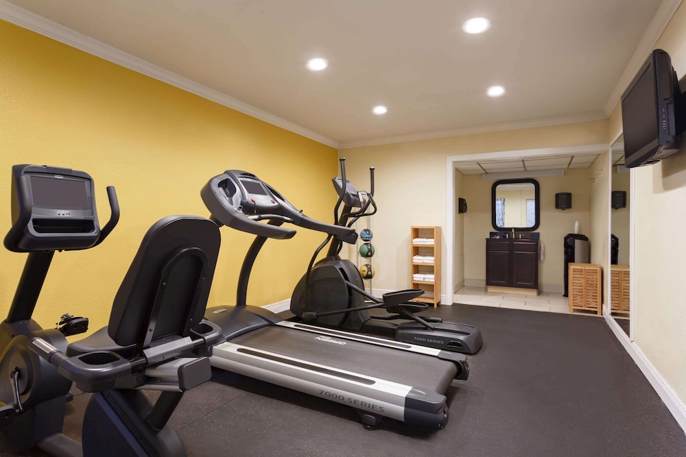 Days Inn By Wyndham Pensacola - Historic Downtown 23/41