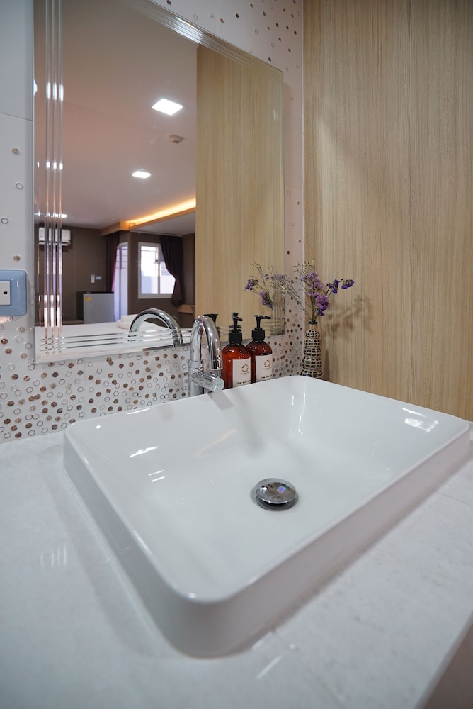 THE QUBE FIFTY HOTEL 49/50
