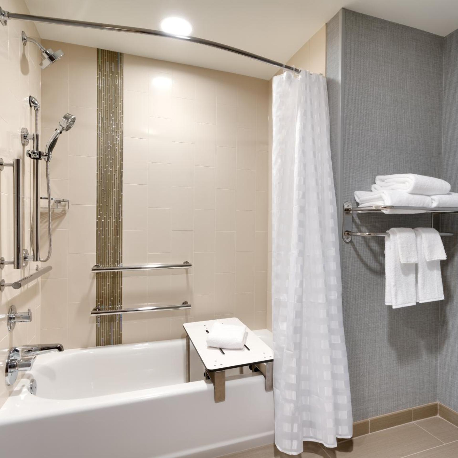 غرفة بسريرين كوين مع أريكة بحوض استحمام لذوي الإعاقة، Hyatt Place Anchorage-Midtown 3/4