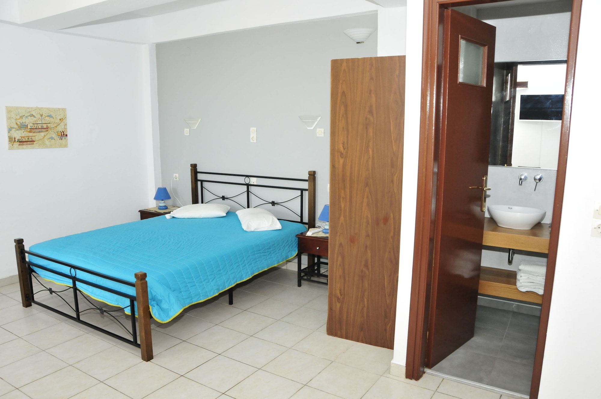ROOM, DOUBLE OR TWIN BED