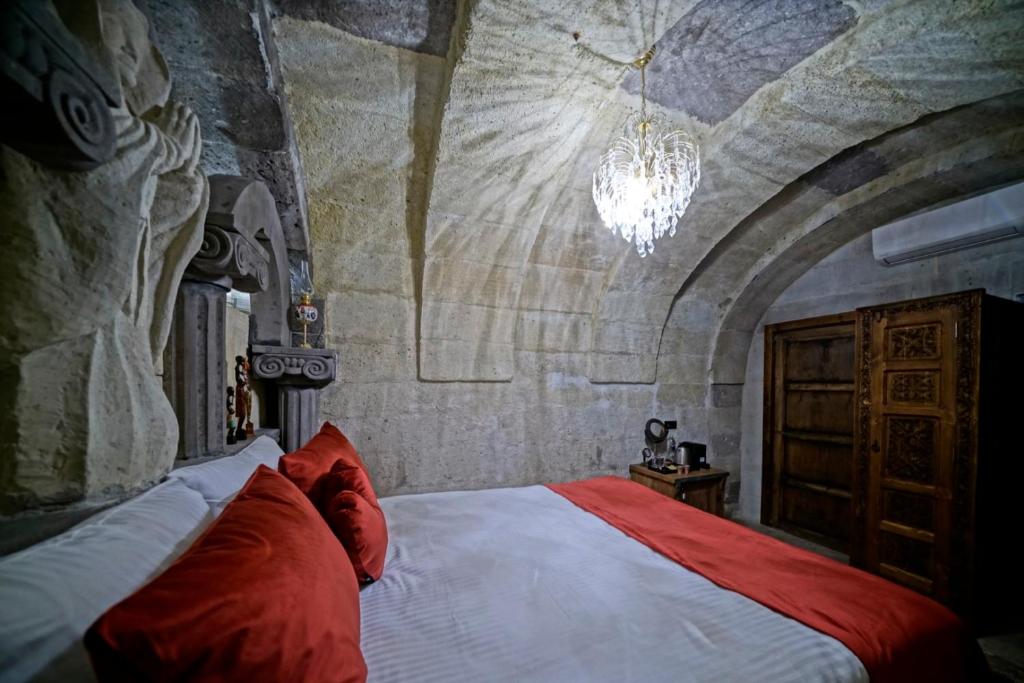 Cave, Superior