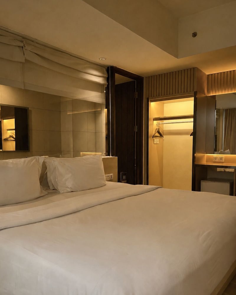 Grand, Deluxe, Pool Side