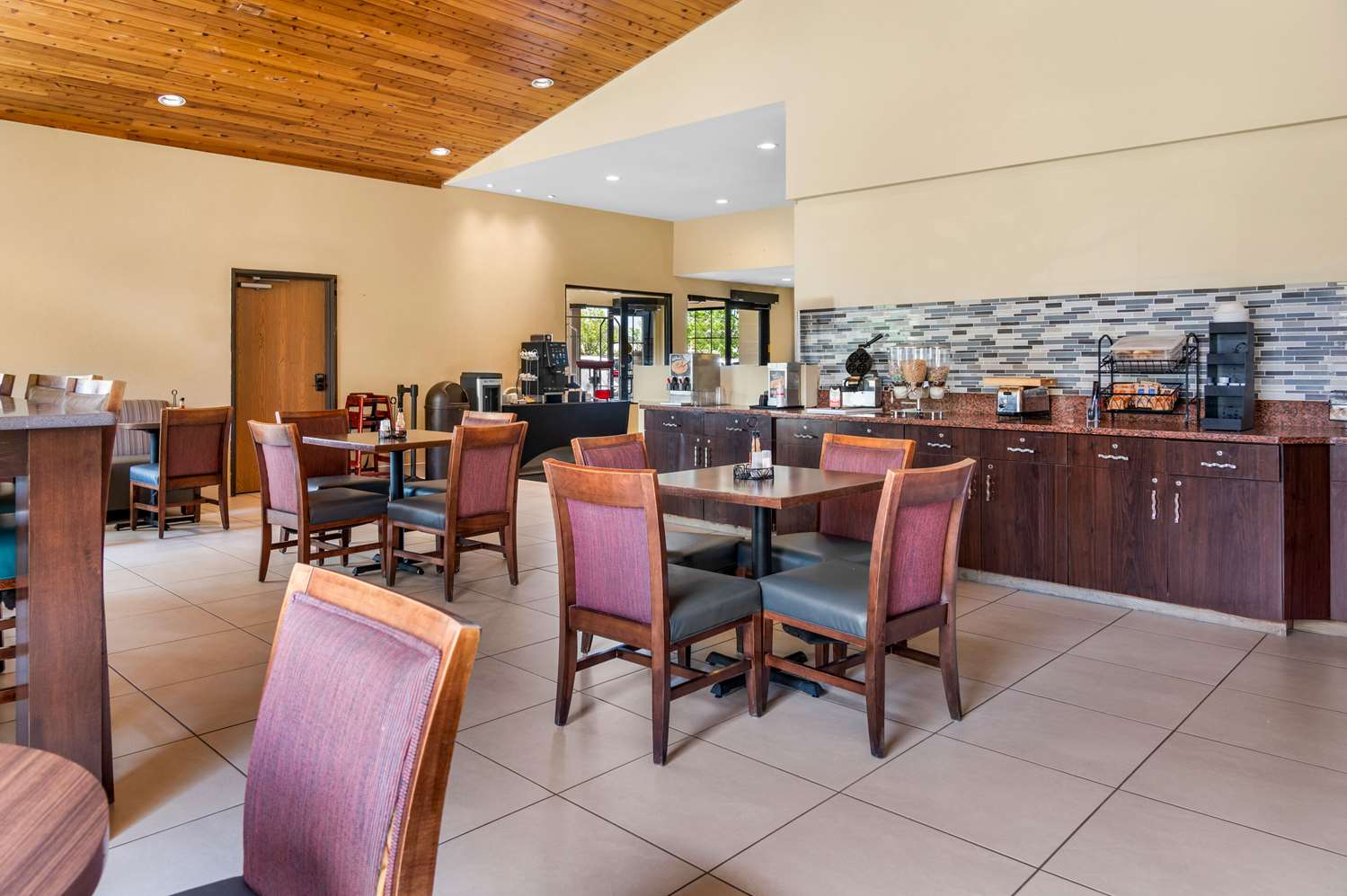 White Pines Inn & Suites of Holland 34/48