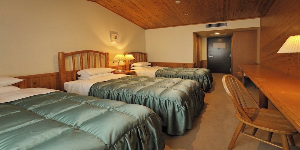ROOM, 3 BEDS