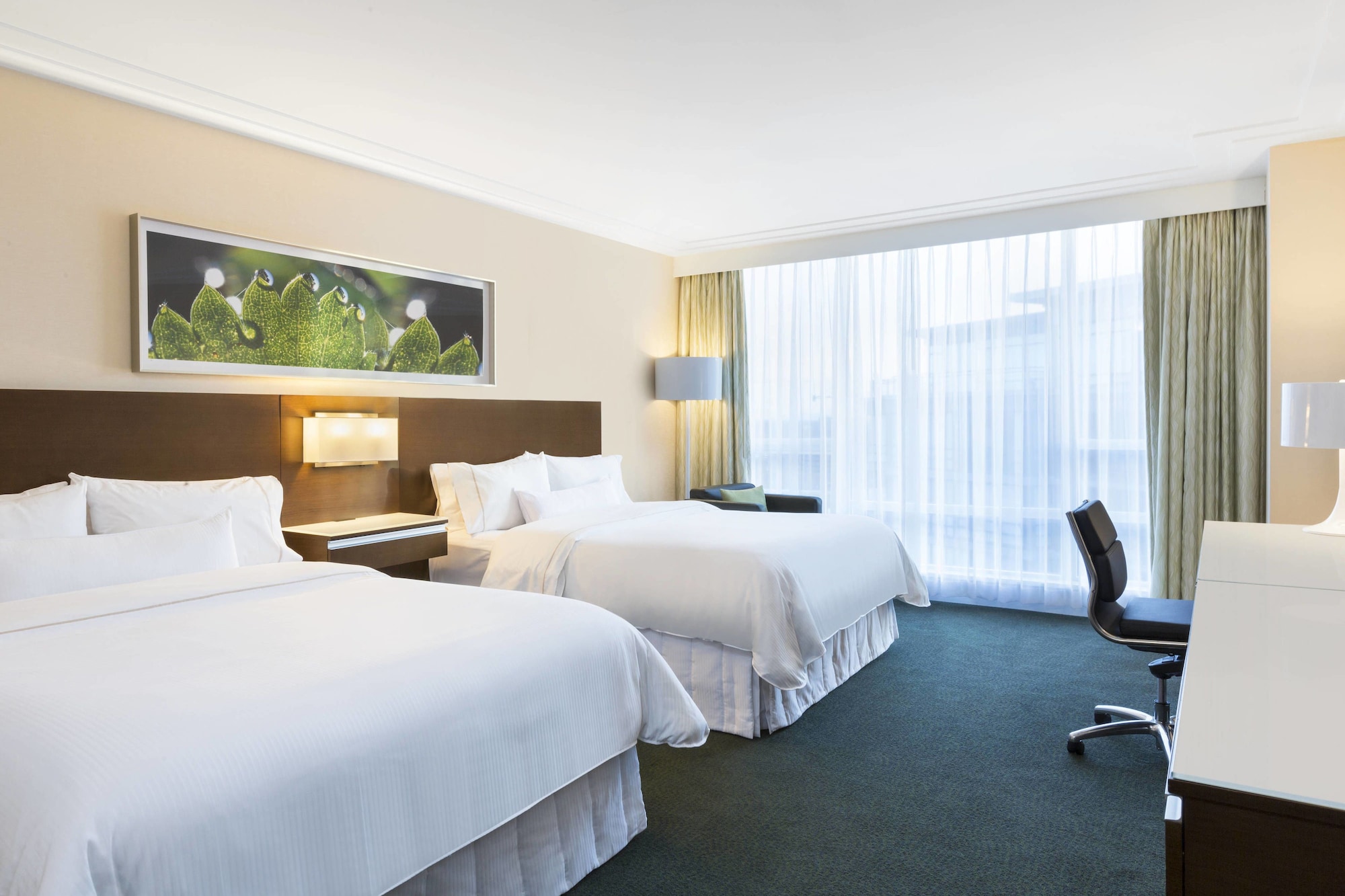 غرفة بسريرين كوين في طابق منخفض، The Westin Wall Centre Vancouver Airport 2/4