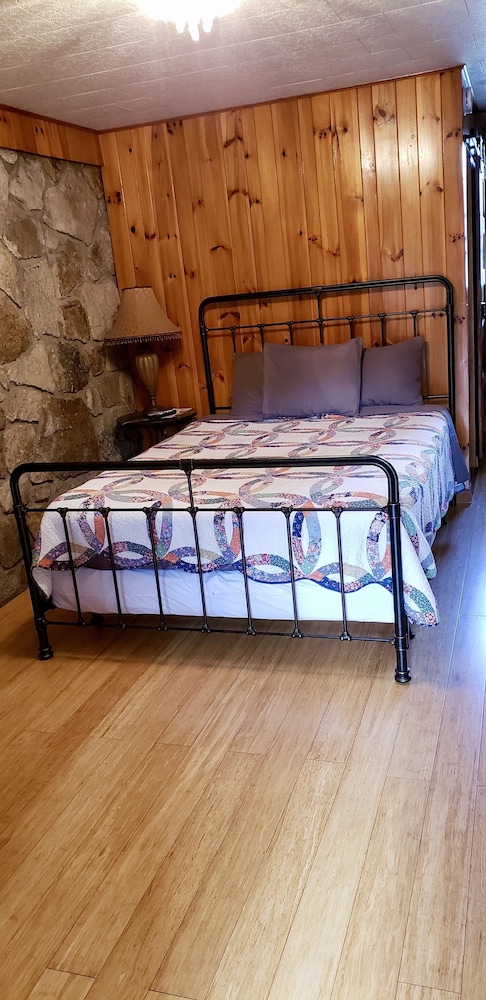 Marshall's Creek Rest Motel 47/71
