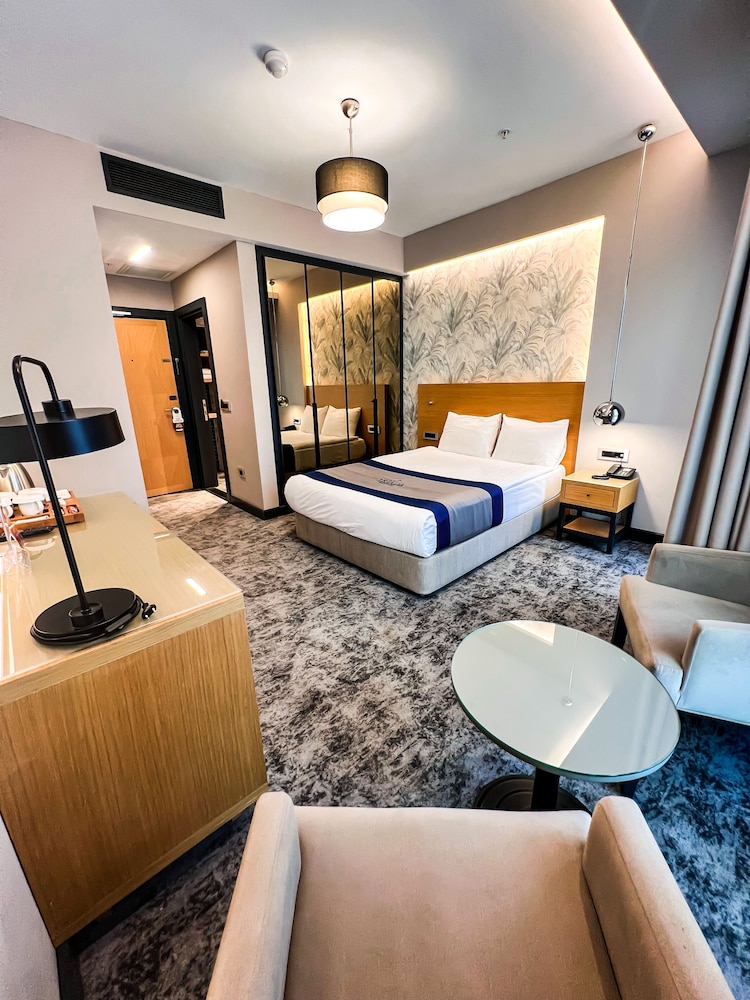 Triada Hotel Karakoy 60/65