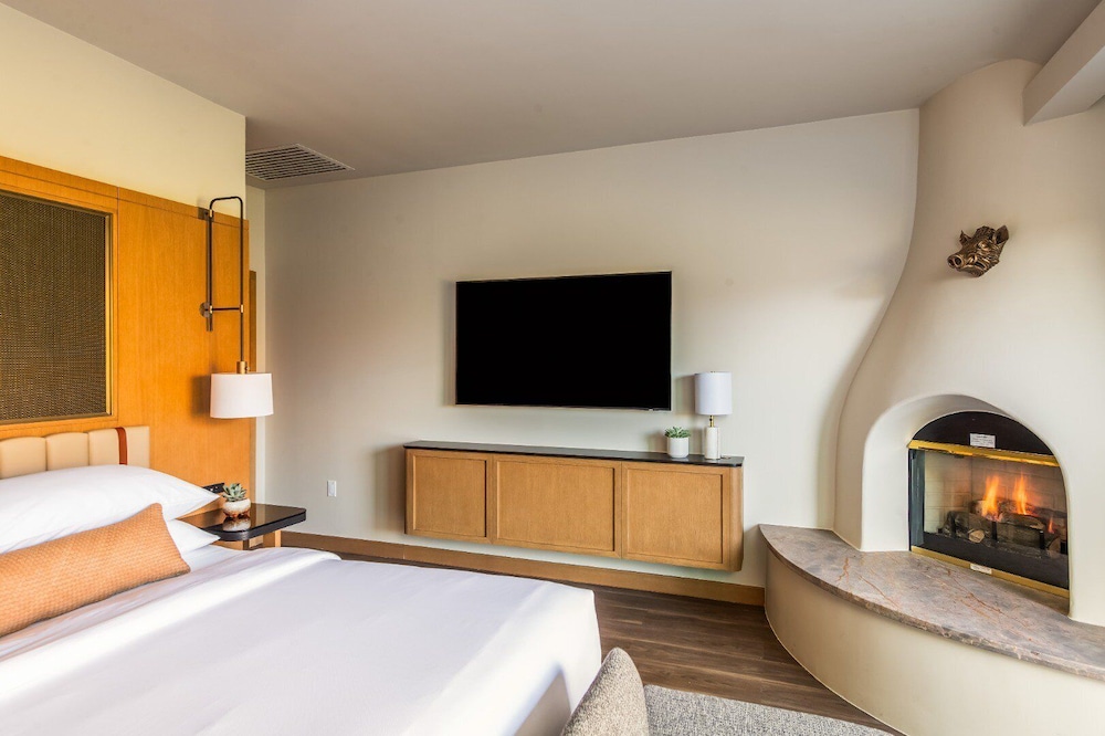 DELUXE, KING BED