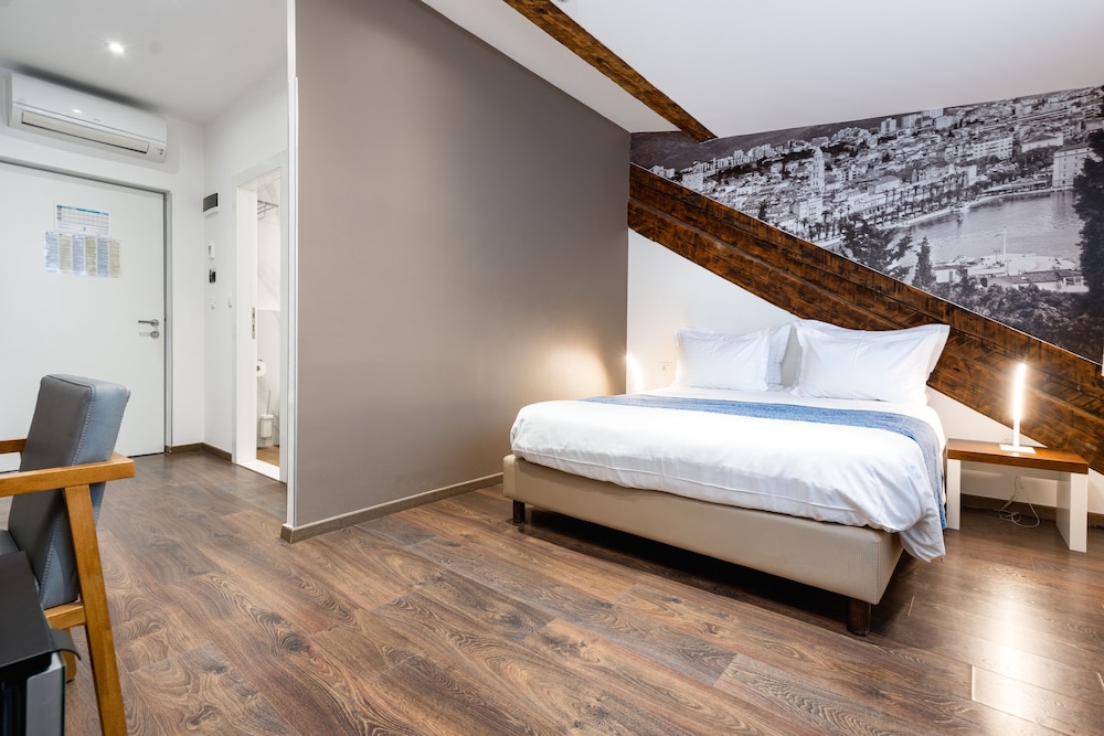 SUPERIOR, QUEEN BED