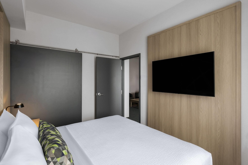La Quinta Inn & Suites by Wyndham Kelowna BC 15/51