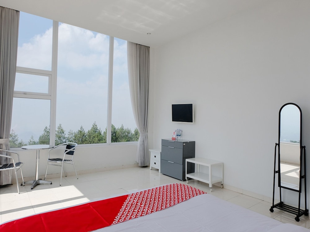 Hotel O Batu near Jatim Park formerly Villa Bukit Panderman Residence 42/49