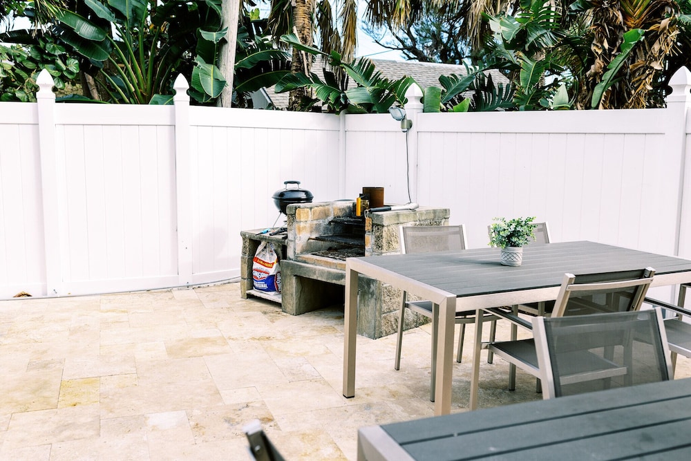 Beachside Garden Apartments By Lowkl 35/50