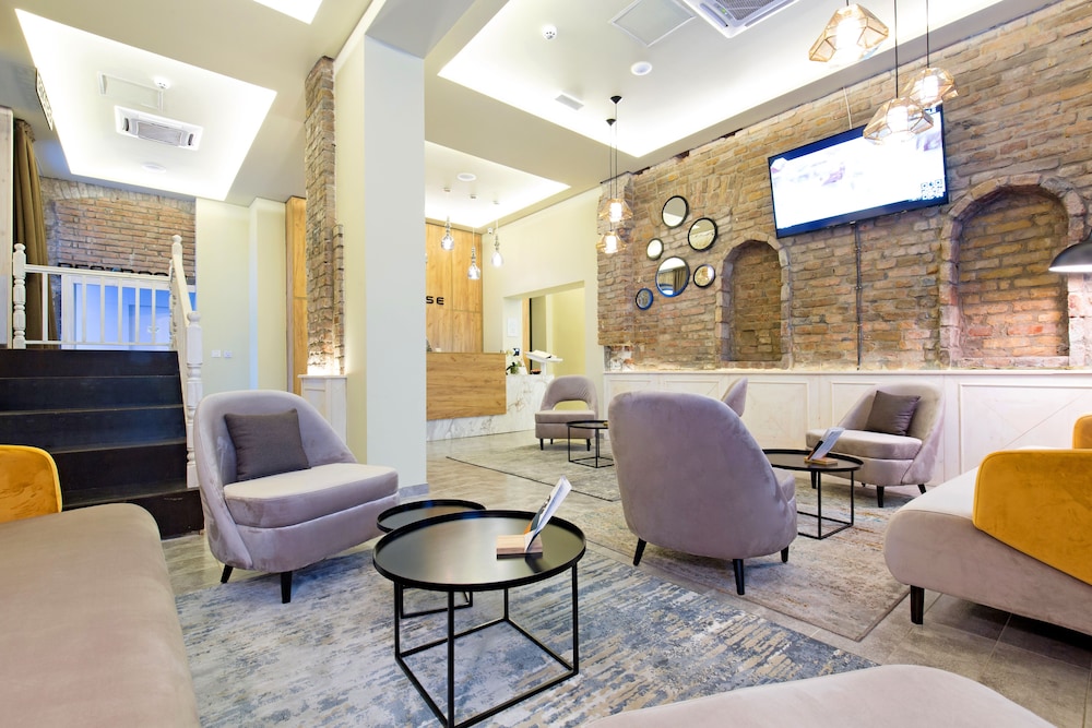 Marquise Hotel 33/49