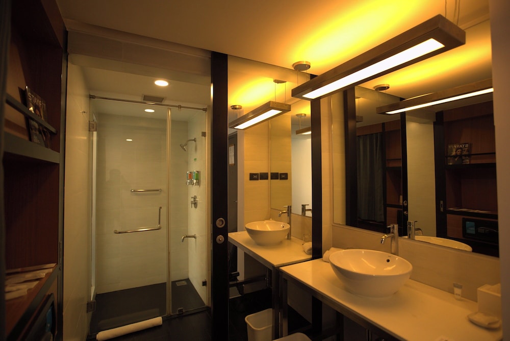 Aloft, King Bed, City View، Aloft Bengaluru Whitefield 3/3