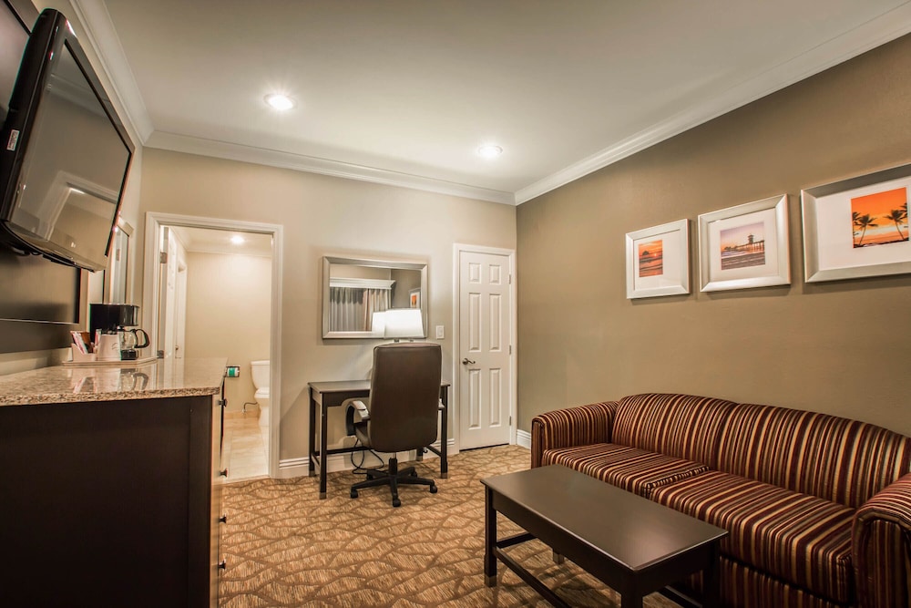 Comfort Inn & Suites Huntington Beach 32/43