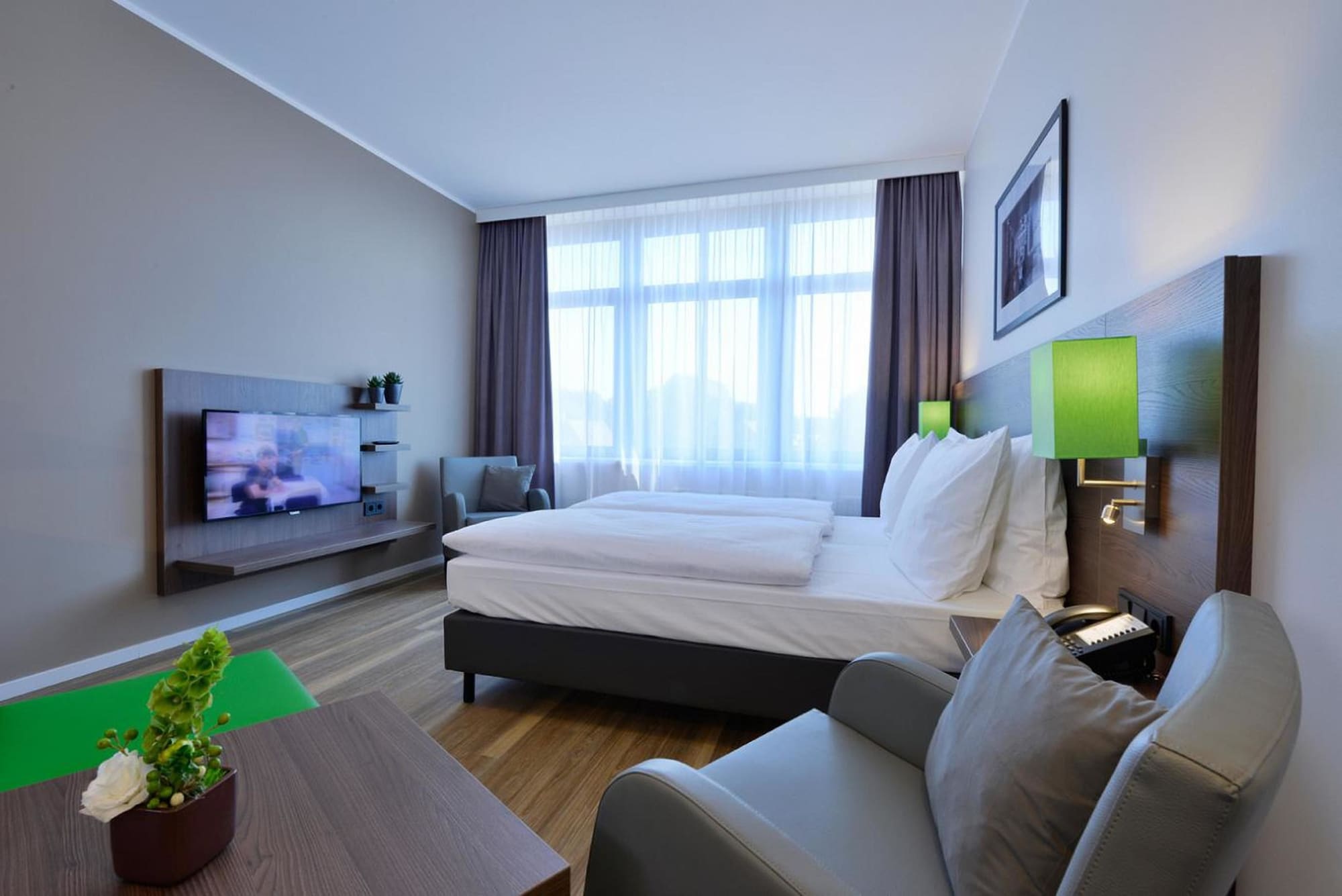 EXECUTIVE, STUDIO, KING BED