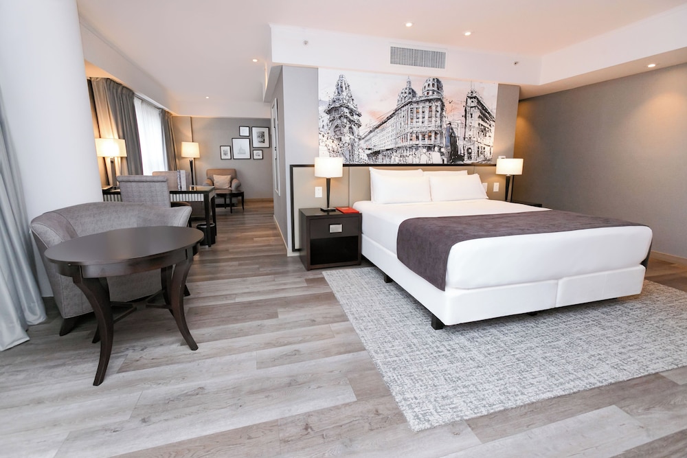SUITE, KING BED, CORNER