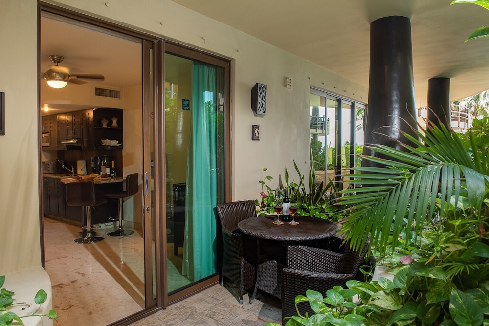 El Taj Oceanfront & Beachside Condo Hotel 6/74