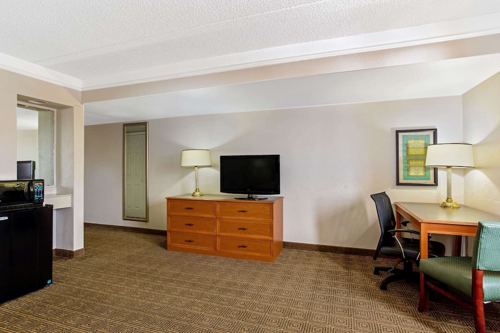 Ramada by Wyndham Westminster Denver 38/50
