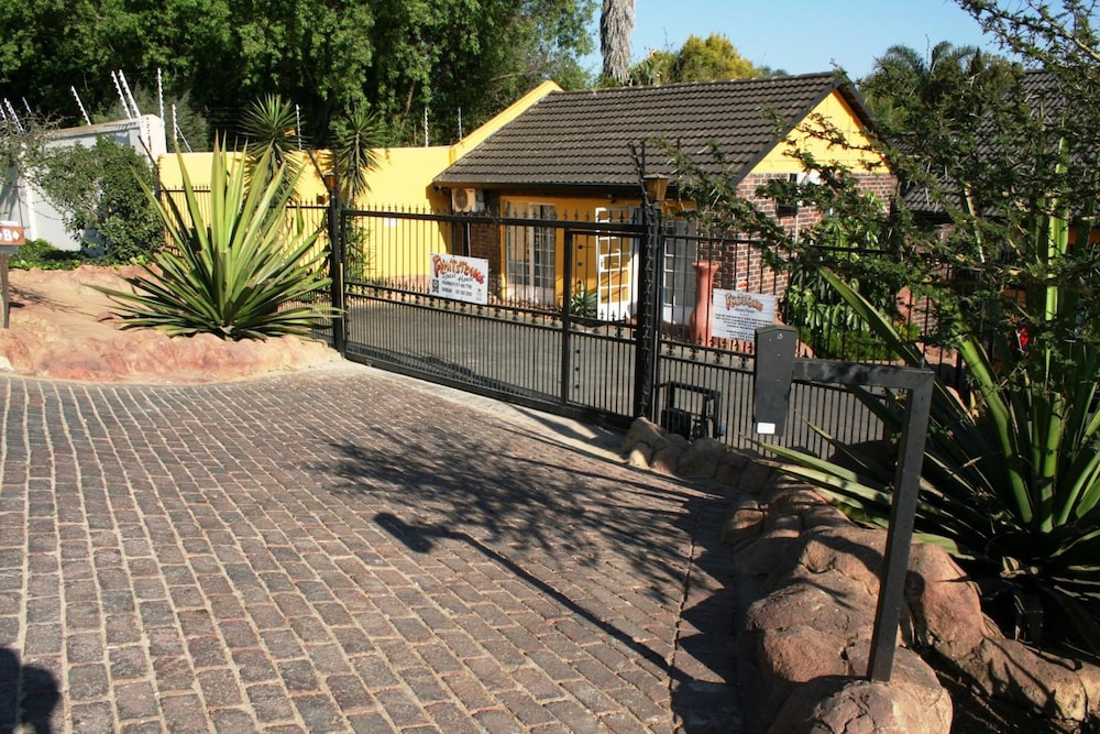 Flintstones Guest House Fourways 41/50