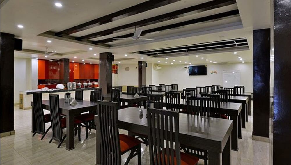 Hotel Noida International 50/50