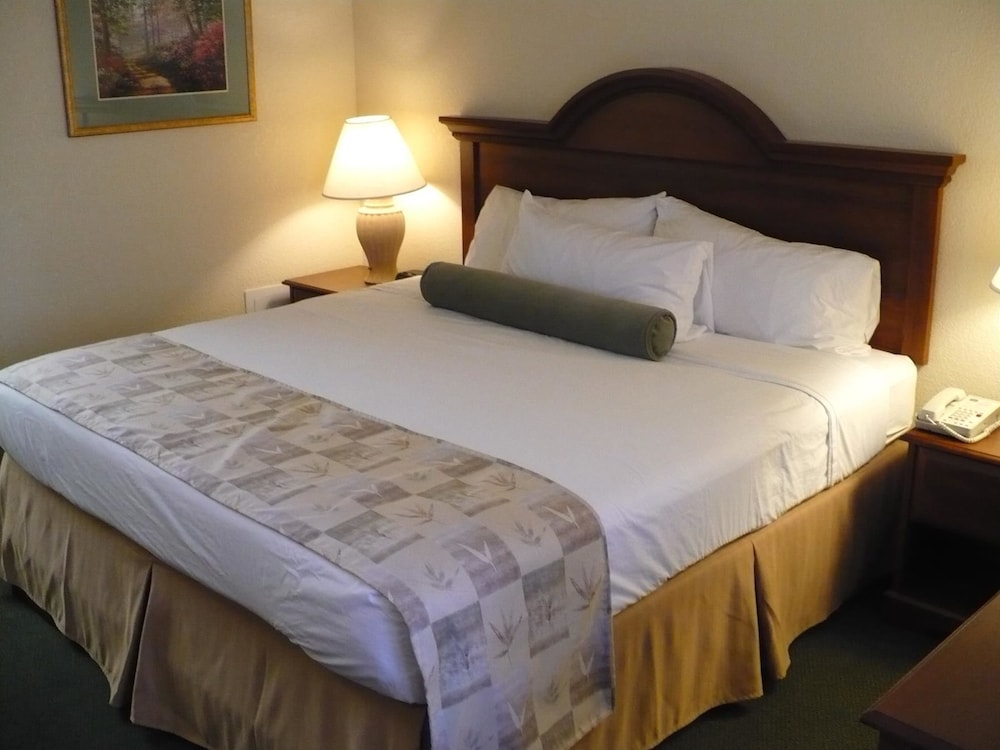 Baymont By Wyndham Sarasota 24/40
