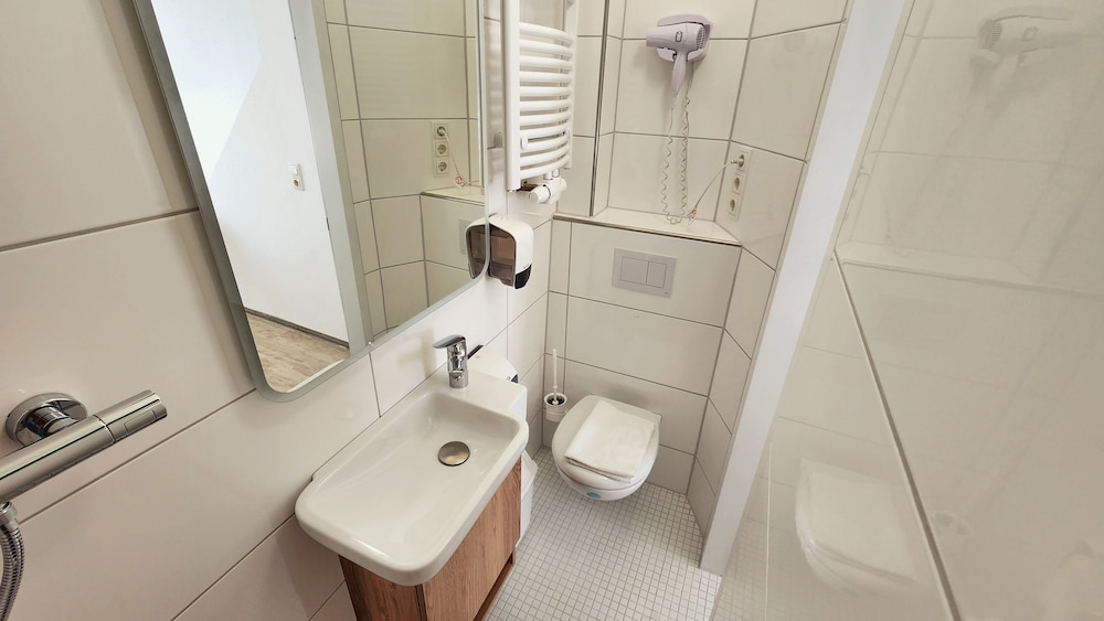 B & L Hostel 42/50