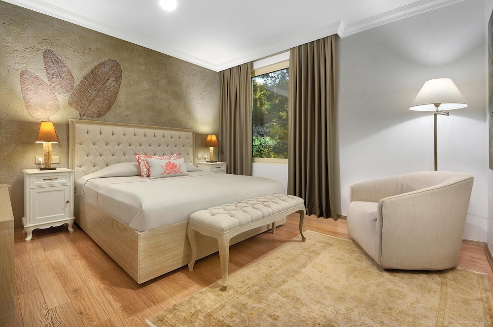 GRAND, SUITE, QUEEN BED, SEA VIEW, KITCHENETTE