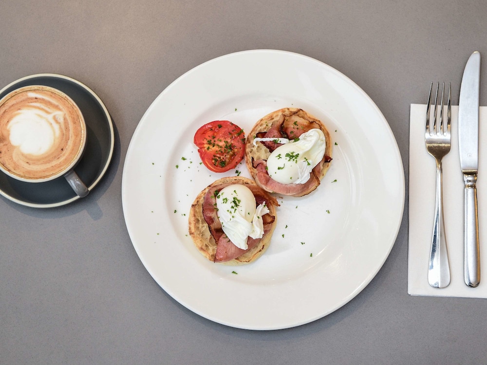 IBIS MELBOURNE GLEN WAVERLEY 27/76