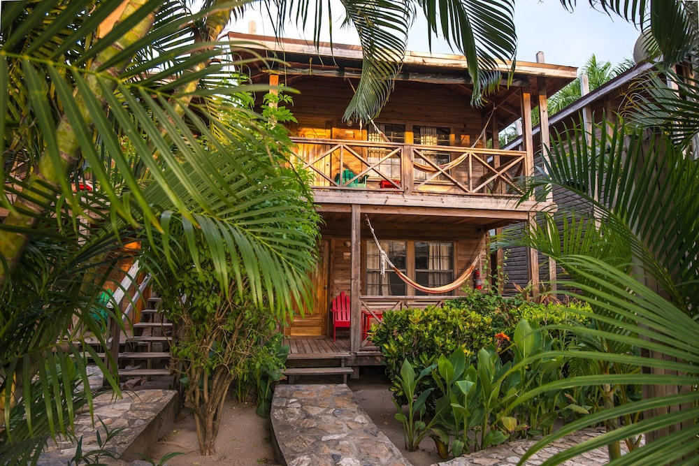 Las Rocas Resort And Dive Center 62/63