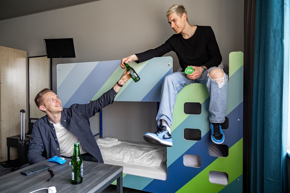 Room, 6 Beds, 3 Bunk Beds