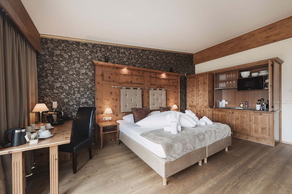 Romantic, Studio, Queen Bed, Executive Level, Sofa, Sauna