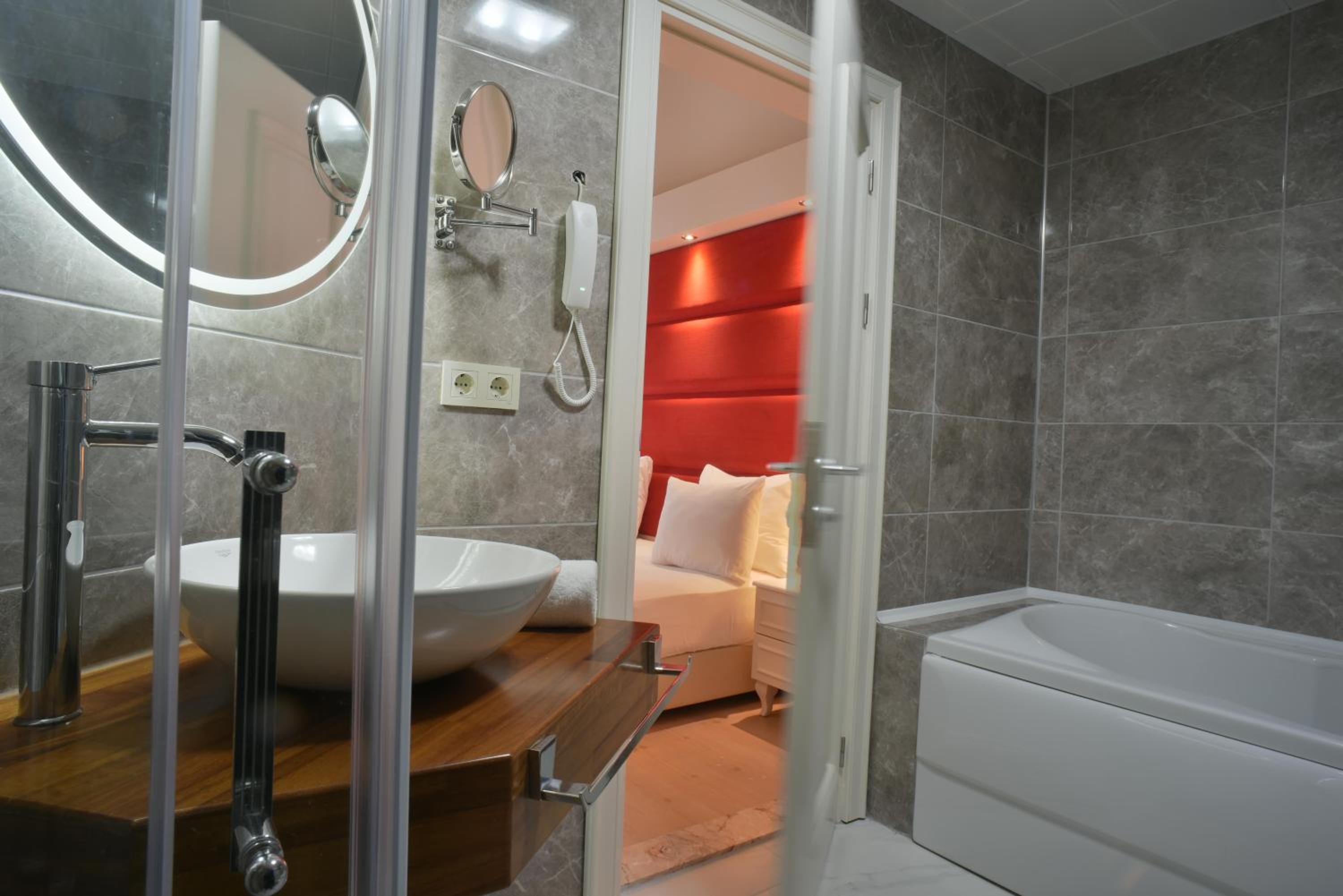 جناح بسرير كينج بجاكوزي، Baga Hotel 7/8