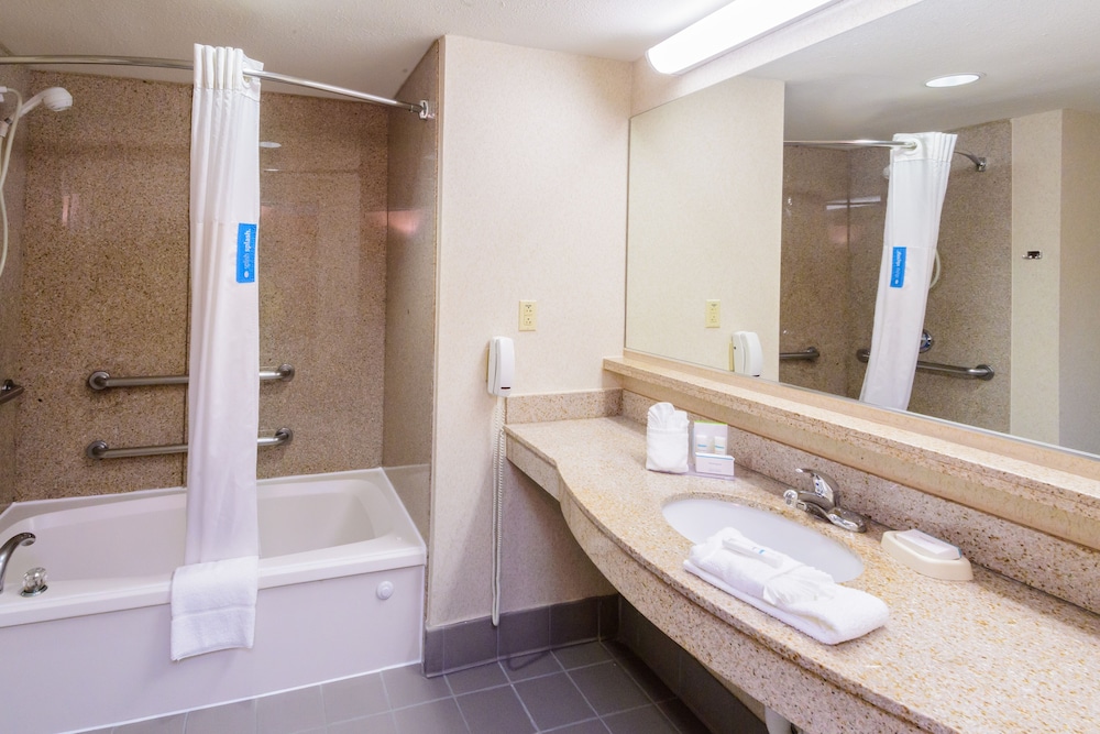 Hampton Inn Houston-Pearland 17/81