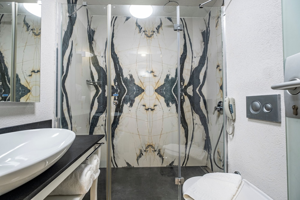 Babana Hotel 82/83