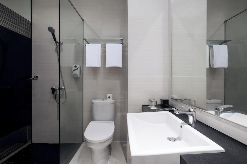 غرفة قياسية بسرير كوين بإطلالة على المدينة، Hotel NEO Dipatiukur - Bandung by ASTON 2/2