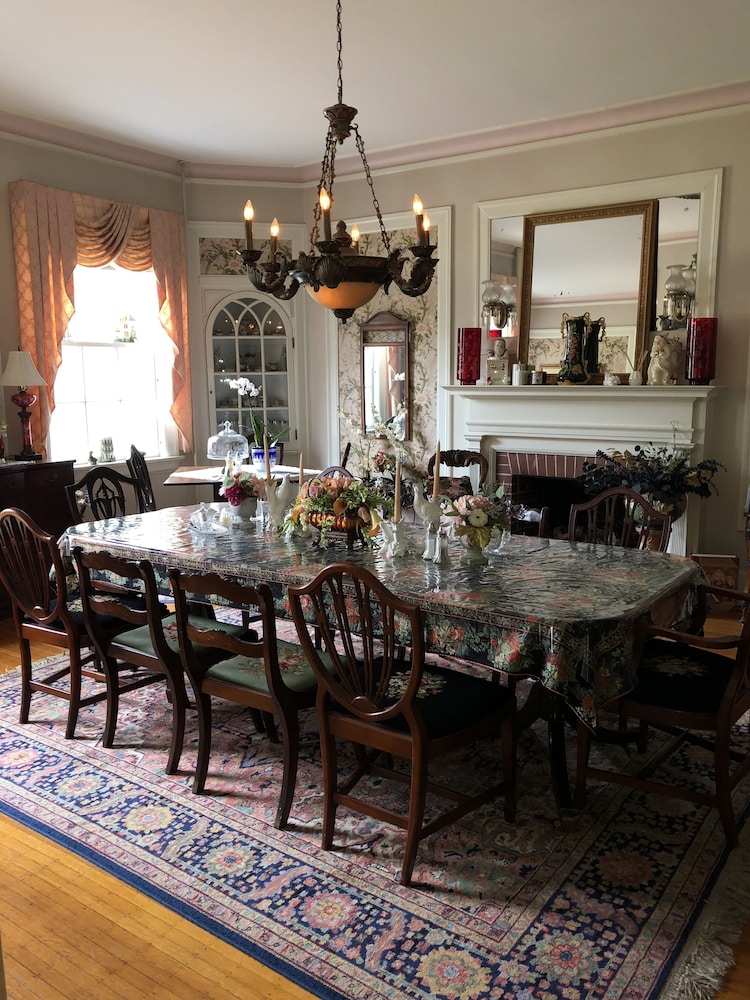 Angie's B&B 37/41