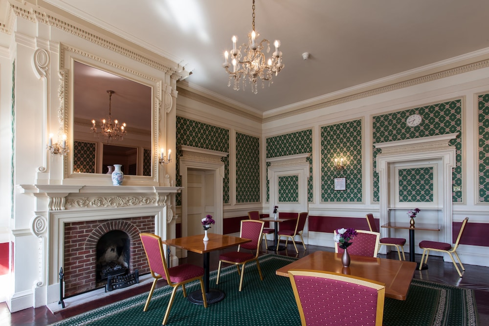Russ Hill Hotel Gatwick 42/62