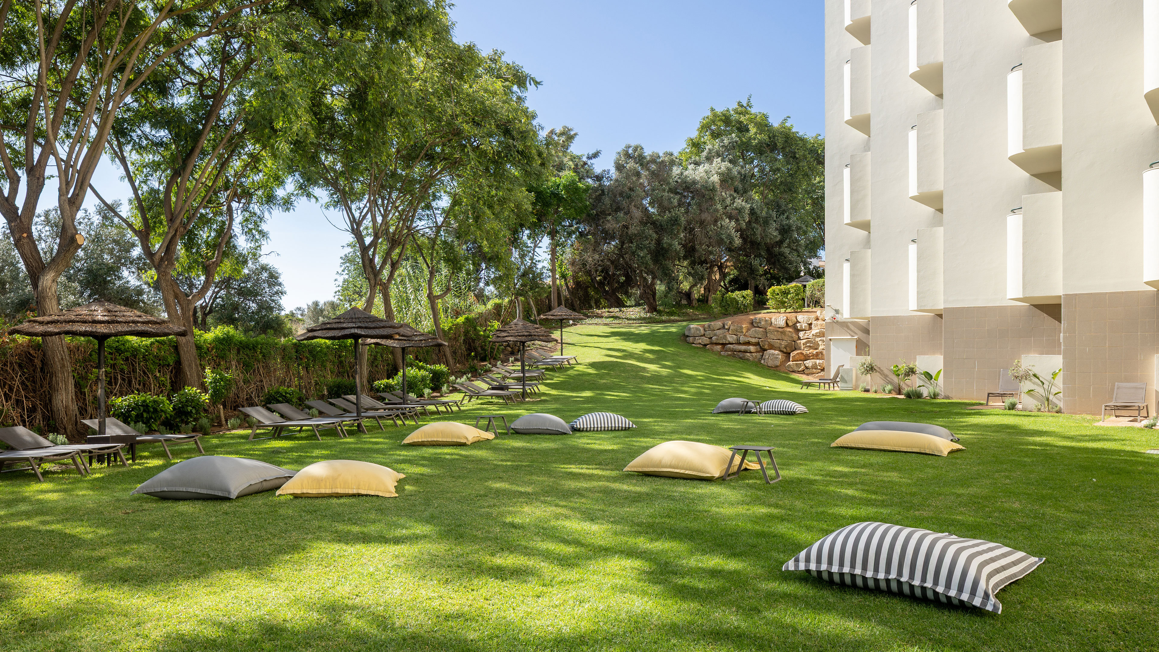 Holiday Inn Algarve Albufeira by IHG 74/79