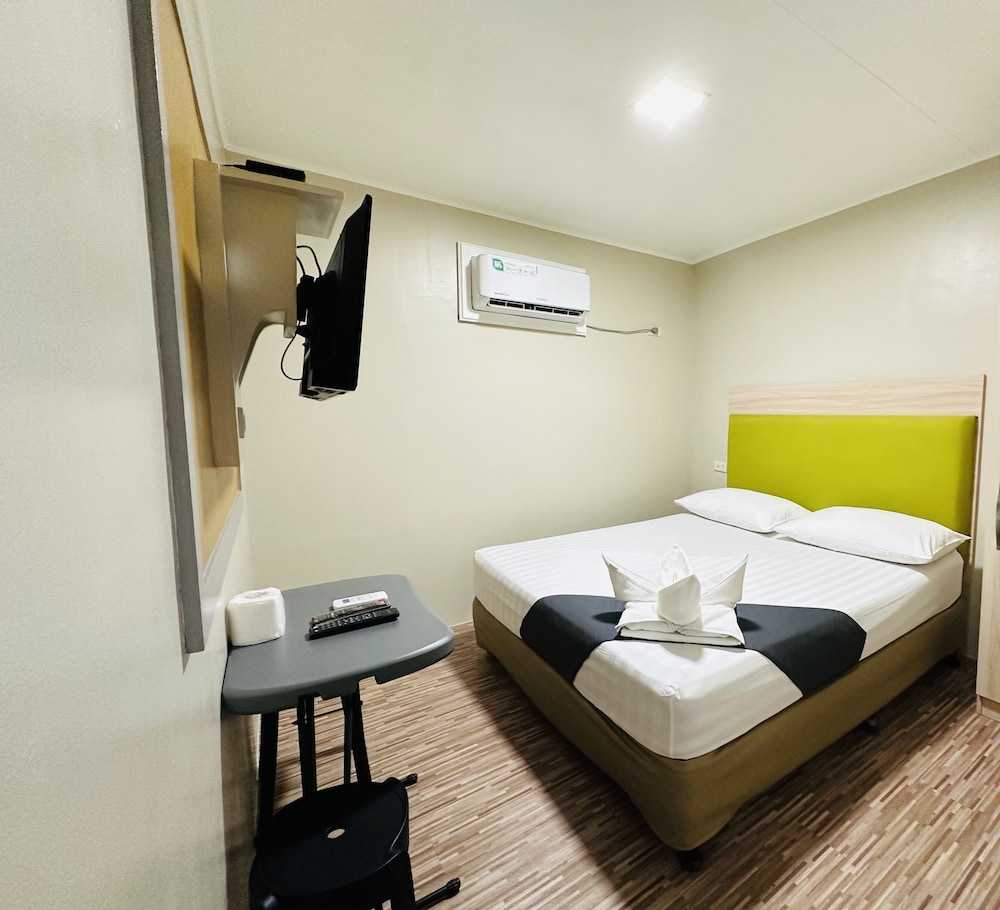 STANDARD, QUEEN BED, PRIVATE BATHROOM