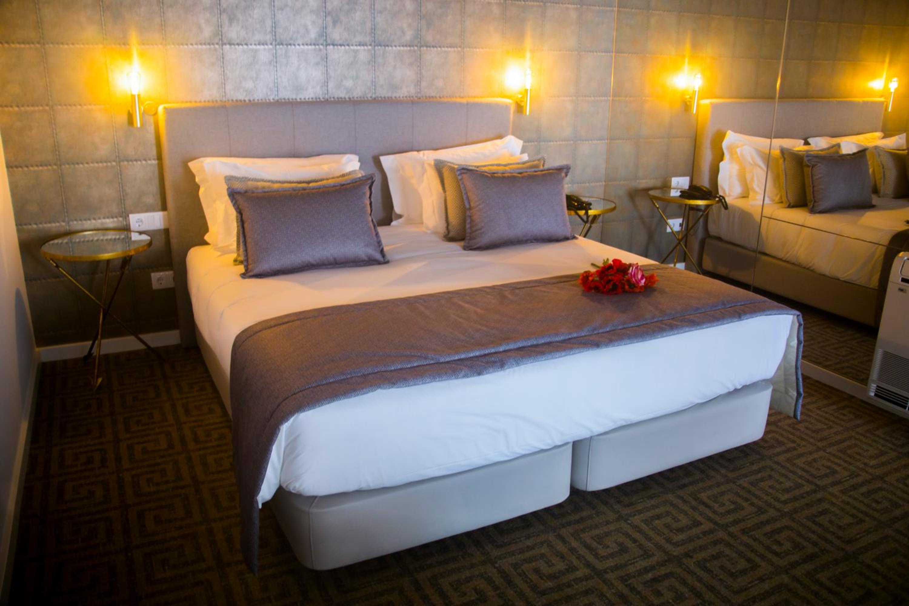 Duplex, Suite, Bathtub