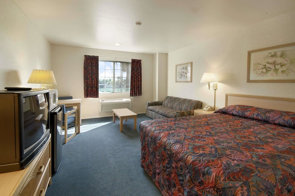 Days Inn by Wyndham Riverside Tyler Mall 8/21