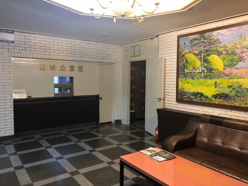 Twins Hotel 5/33